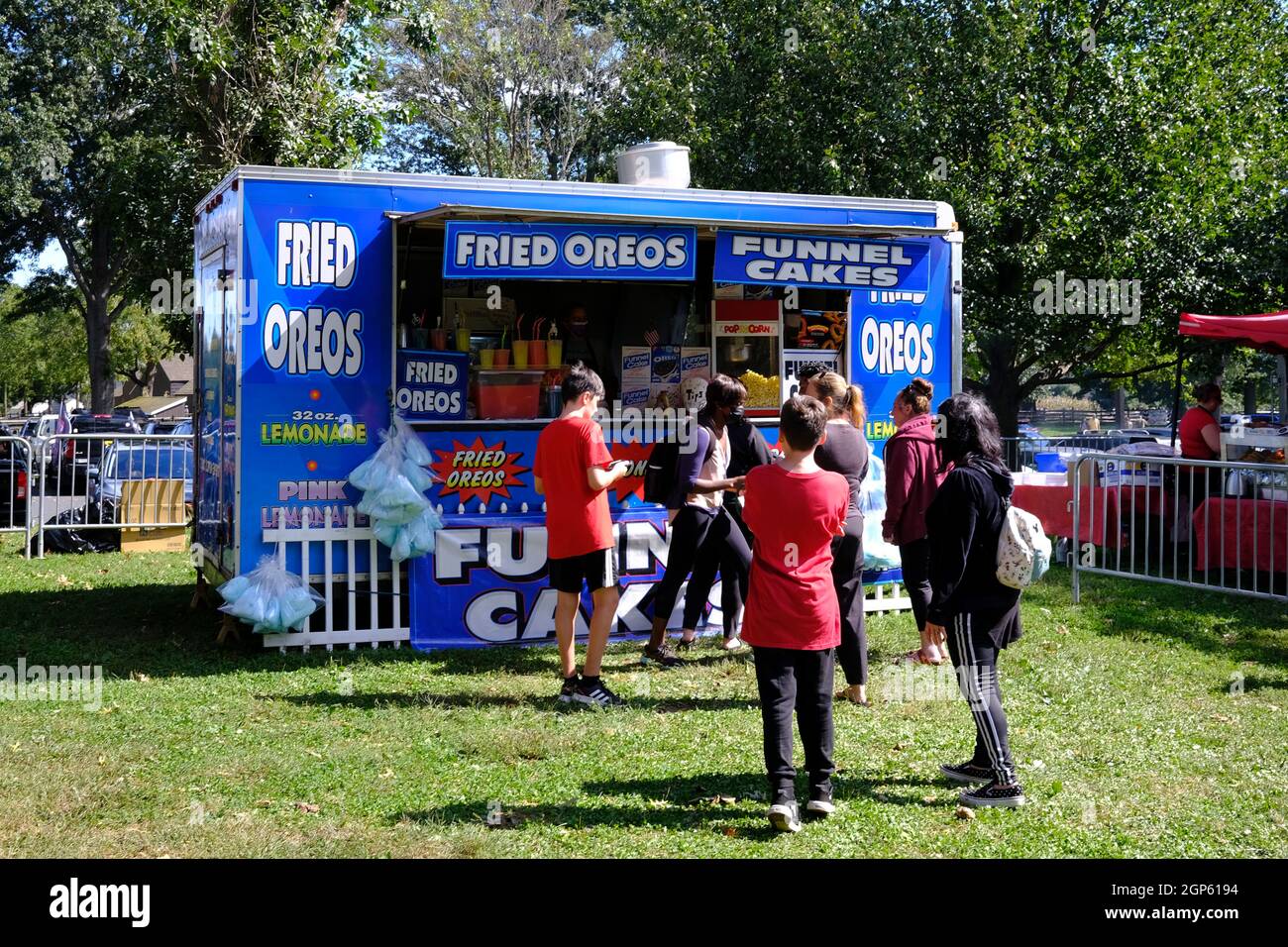 Stand che vende Oreos fritti e torte a imbuto Foto Stock