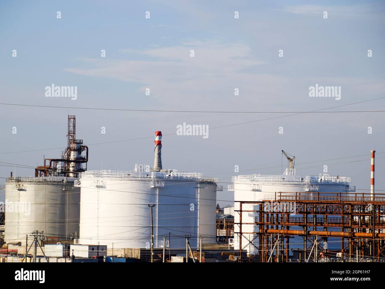 Il serbatoio in acciaio verticale. Capacità di stoccaggio di petrolio, benzina, cherosene, diesel e di altri liquidi. Le colonne di distillazione, tubazioni e altre equipm Foto Stock