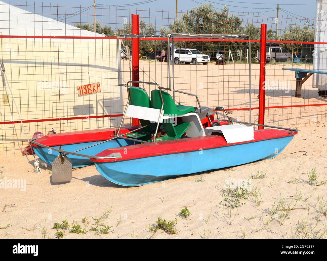 Catamarano sulla spiaggia. La barca, guidato da pedali Foto stock - Alamy