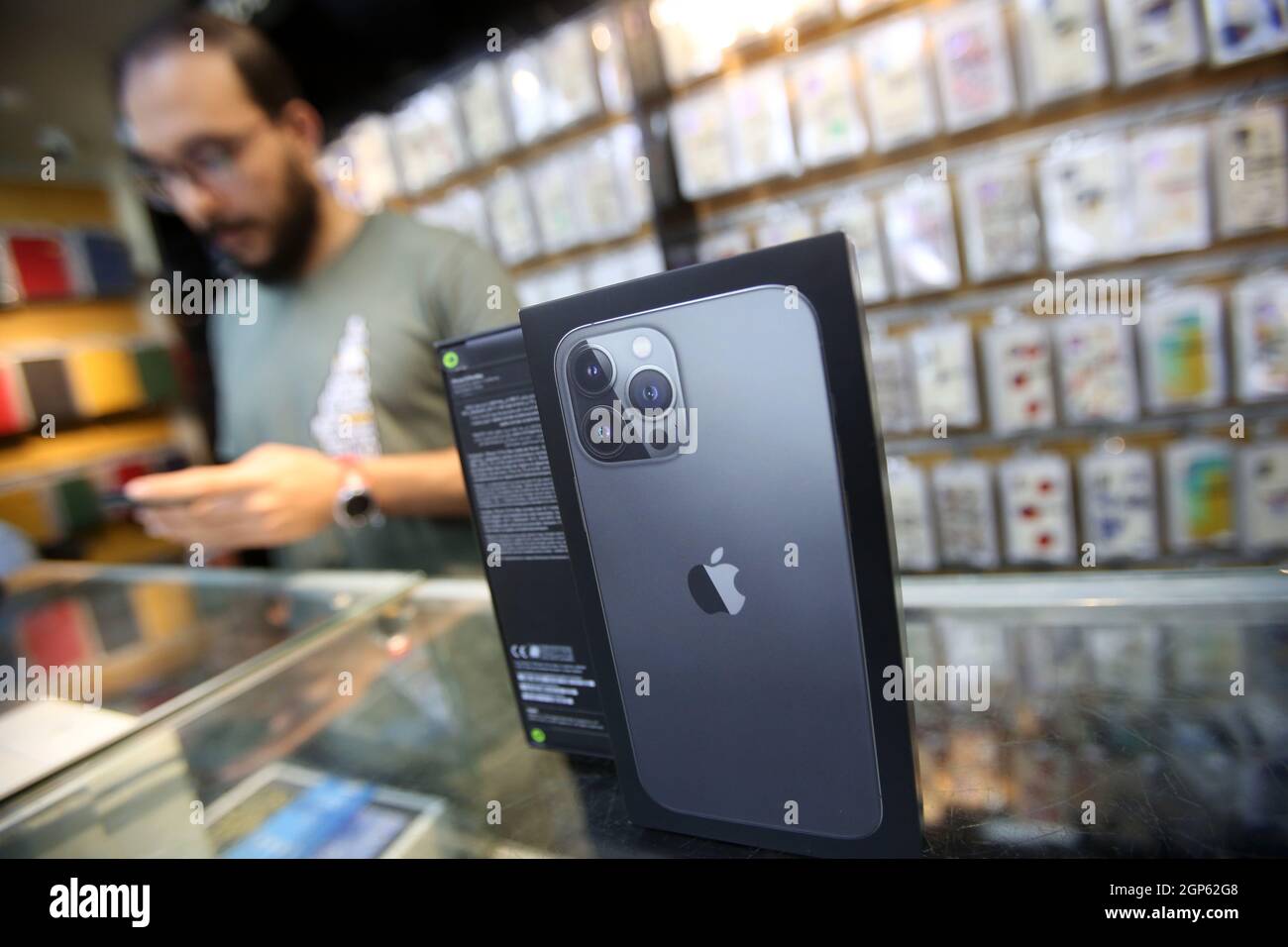 Gaza, Palestina. 28 settembre 2021. IPhone 13 Pro Max smartphone visto in un negozio a Gaza. Credit: SOPA Images Limited/Alamy Live News Foto Stock