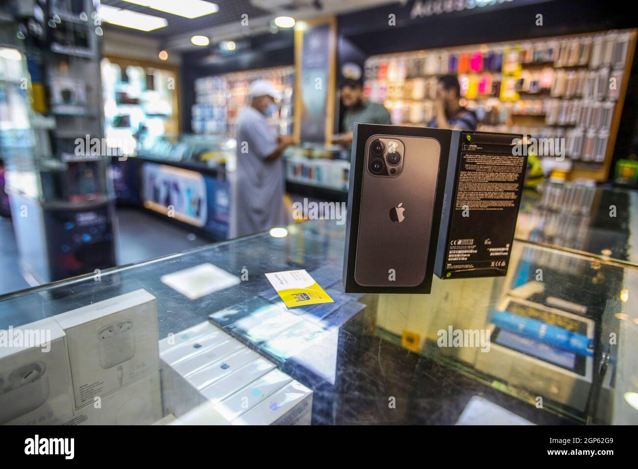 Gaza, Palestina. 28 settembre 2021. IPhone 13 Pro Max smartphone visto in un negozio a Gaza. Credit: SOPA Images Limited/Alamy Live News Foto Stock