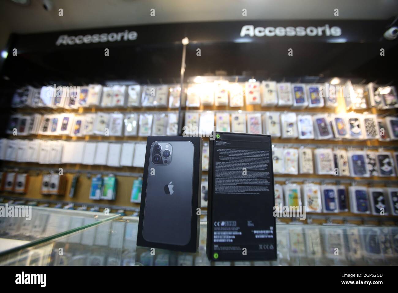Gaza, Palestina. 28 settembre 2021. IPhone 13 Pro Max smartphone visto in un negozio a Gaza. Credit: SOPA Images Limited/Alamy Live News Foto Stock