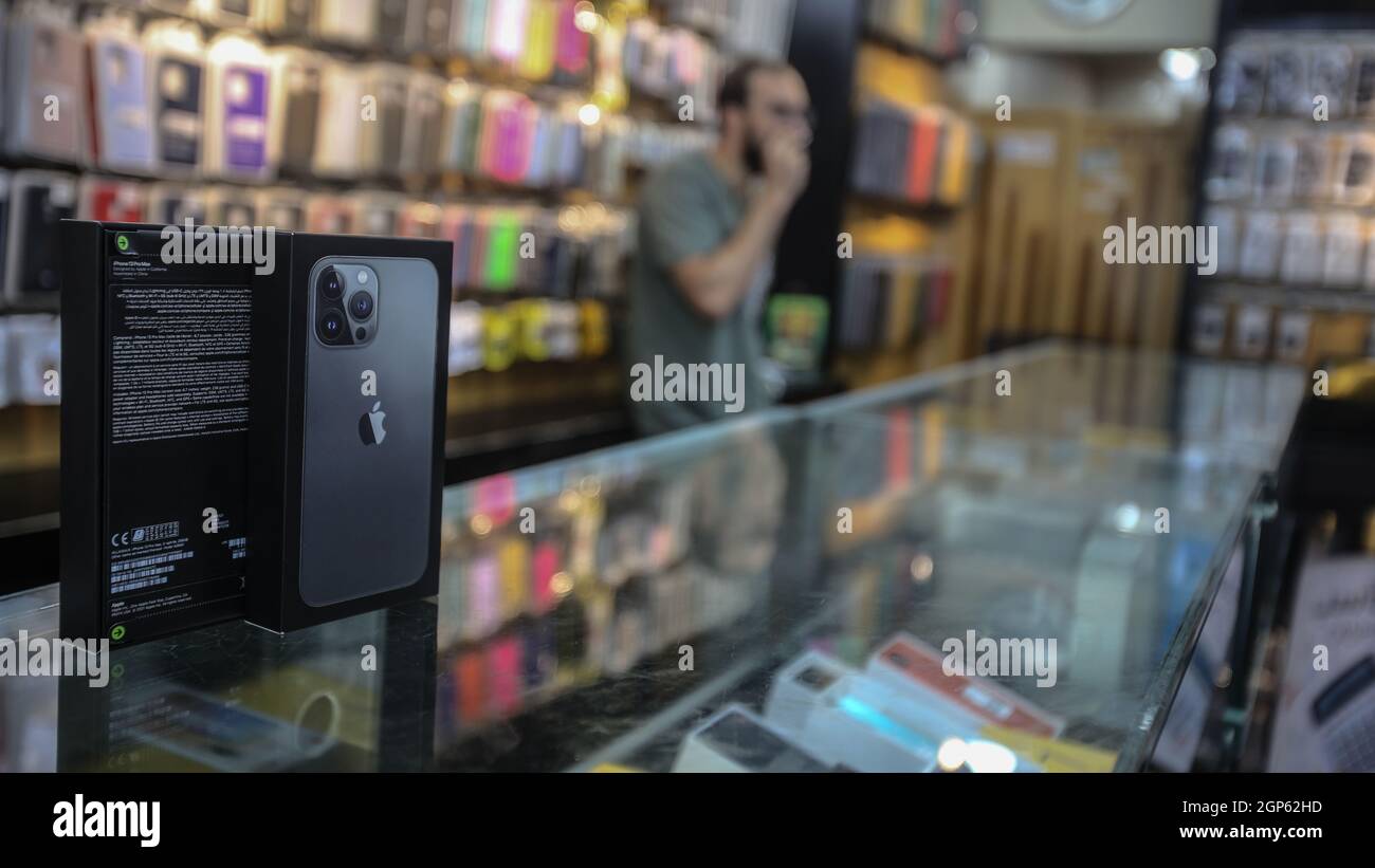 Gaza, Palestina. 28 settembre 2021. IPhone 13 Pro Max smartphone visto in un negozio a Gaza. Credit: SOPA Images Limited/Alamy Live News Foto Stock