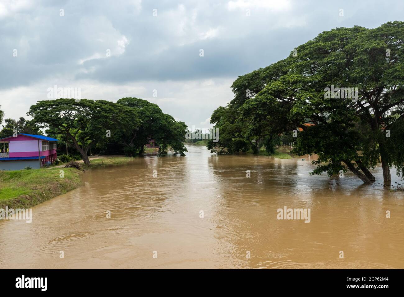 Bang Ban, Tailandia. 27 settembre 2021. Vista di un canale di Bang Ban allagato dopo forti piogge nel distretto di Bang Ban.Phra Nakhon si Ayutthaya è la provincia a valle che ha effetto diretto da forti piogge nella parte settentrionale della Thailandia. Il livello dell'acqua nei fiumi e canali è in forte aumento e persino allagare in alcune aree. Credit: SOPA Images Limited/Alamy Live News Foto Stock