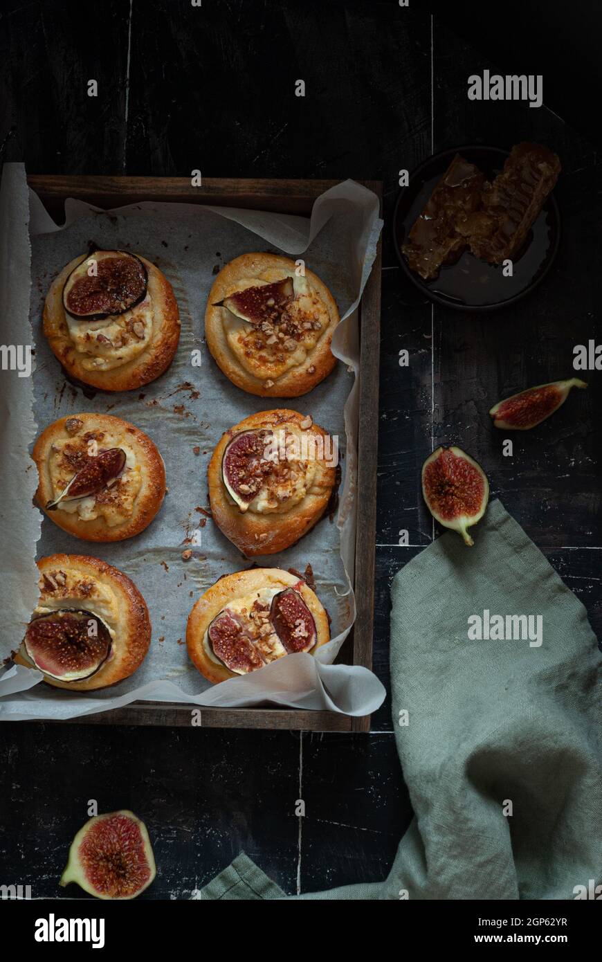 Panini con crema di cagliata e fichi Foto Stock