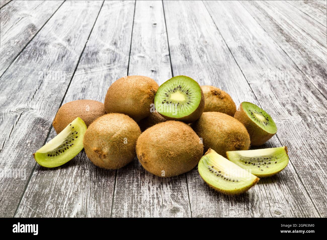 frutta kiwi con fette su tavolo di legno Foto Stock