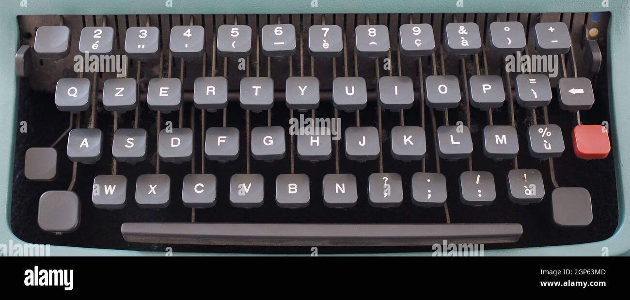 tastiera per macchina da scrivere vintage qzerty con tasti impolverati Foto  stock - Alamy