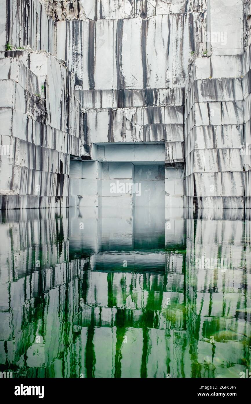 cava abbandonata con lago Foto Stock