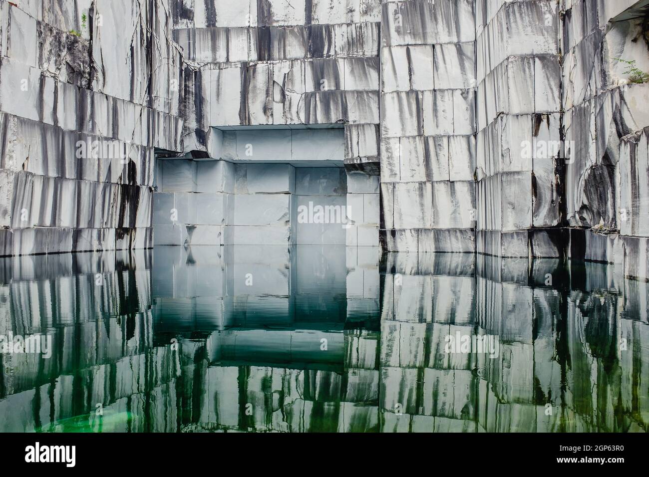 cava abbandonata con lago Foto Stock