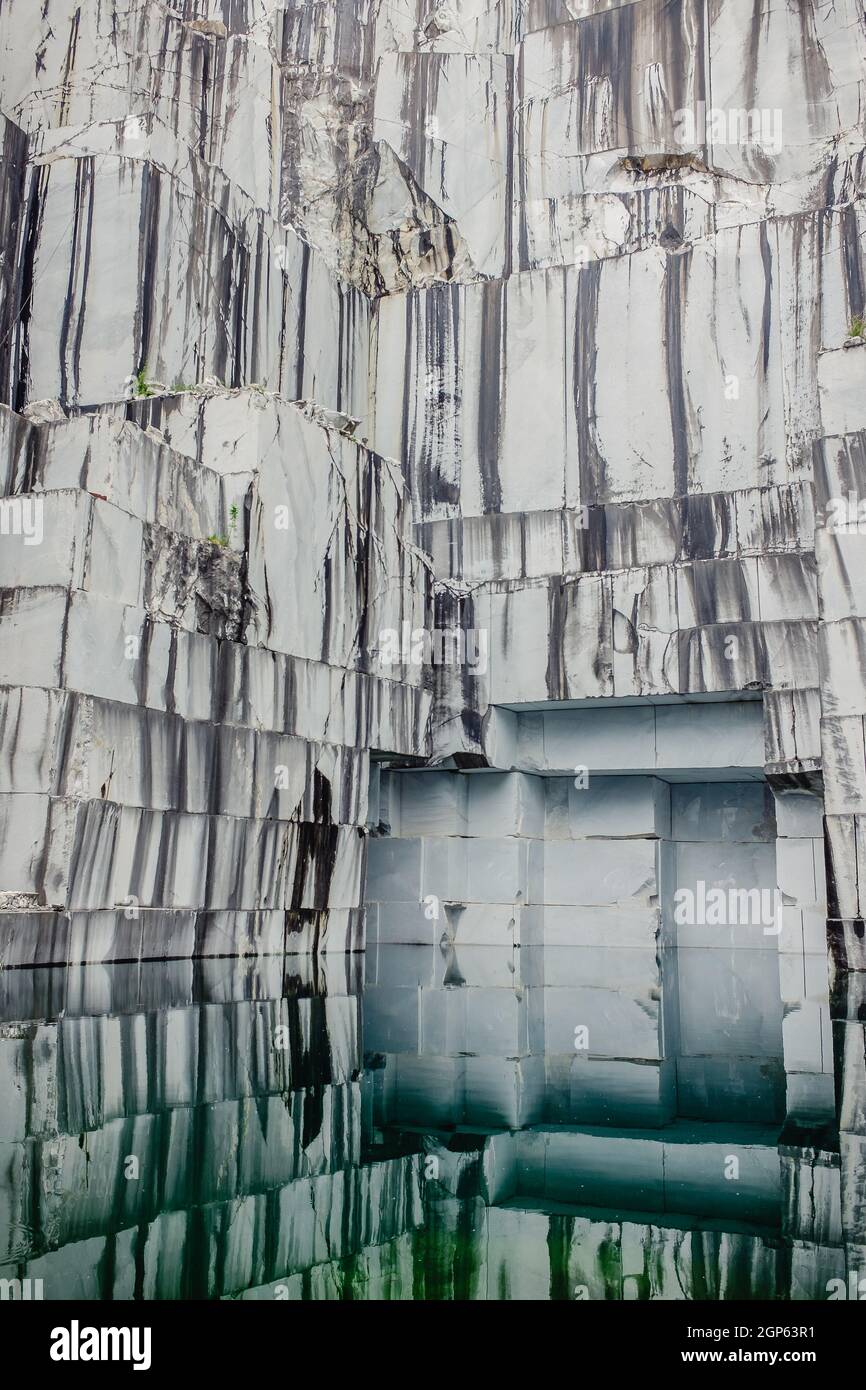 cava abbandonata con lago Foto Stock