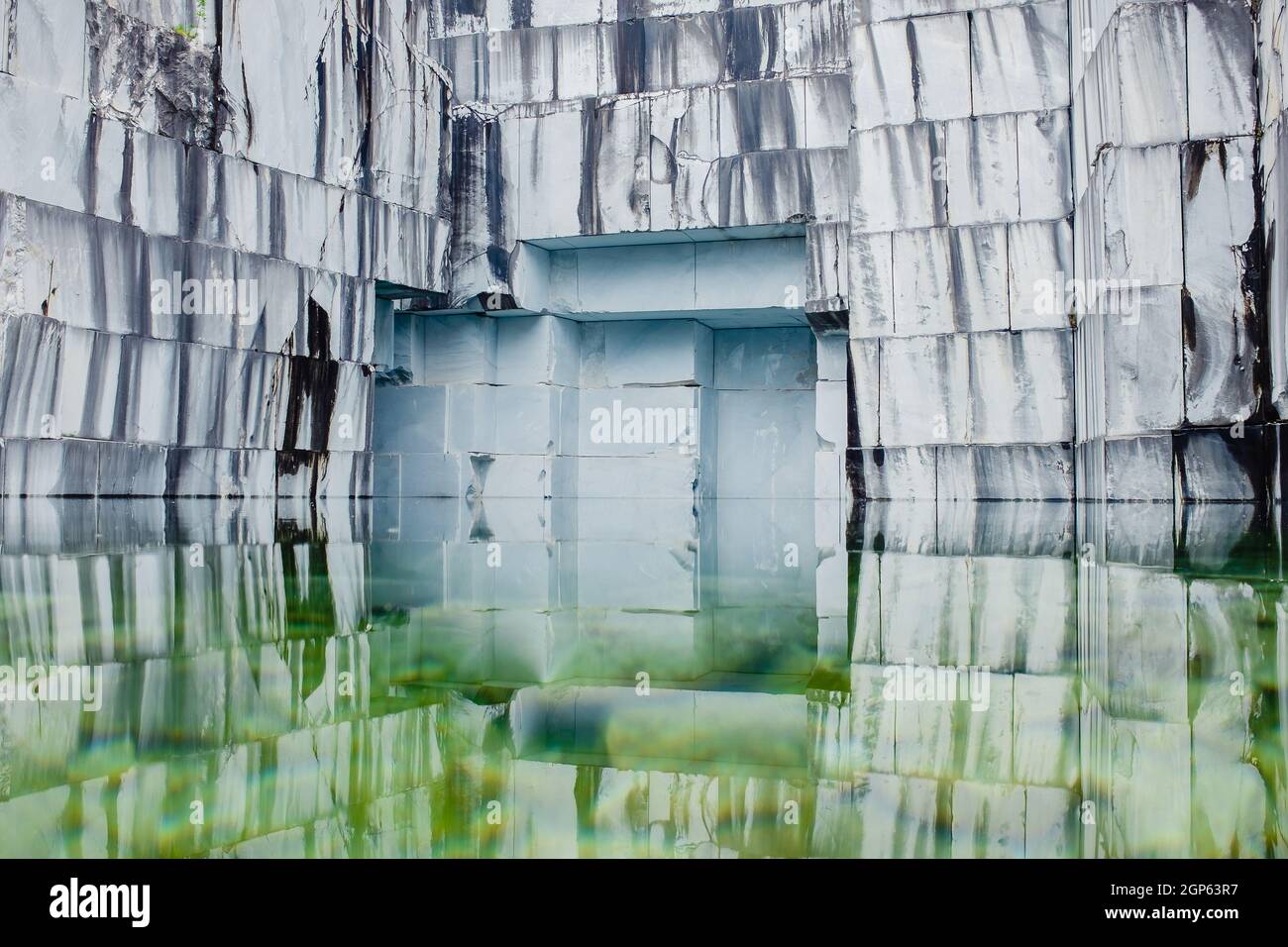 cava abbandonata con lago Foto Stock