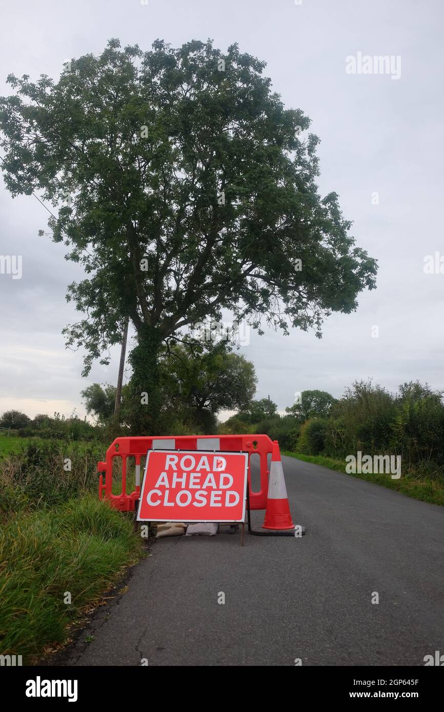 Settembre 2021 - Rural country Road chiuso per riparazioni al parapetto ponte Foto Stock