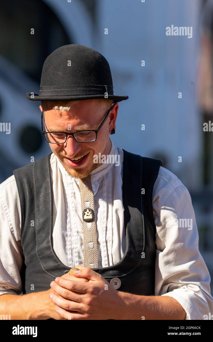 Timisoara, Romania - 26 settembre 2021: Ritratto di uomini in viaggio che indossano abiti tradizionali alle Giornate della Cultura Ungherese Foto Stock