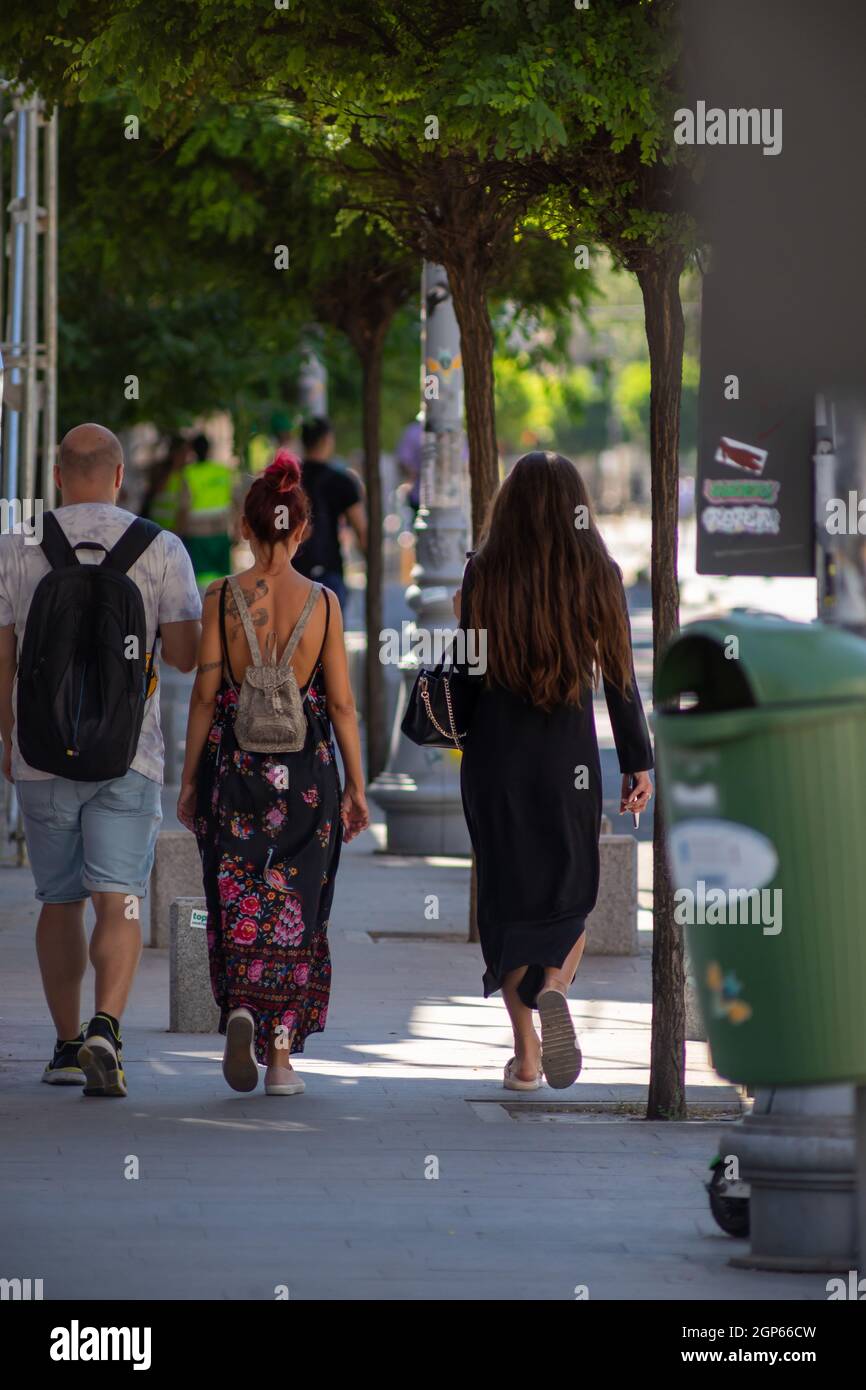 Bucarest, Romania - 07 agosto 2021: Persone che camminano per strada. Persone reali. Foto Stock