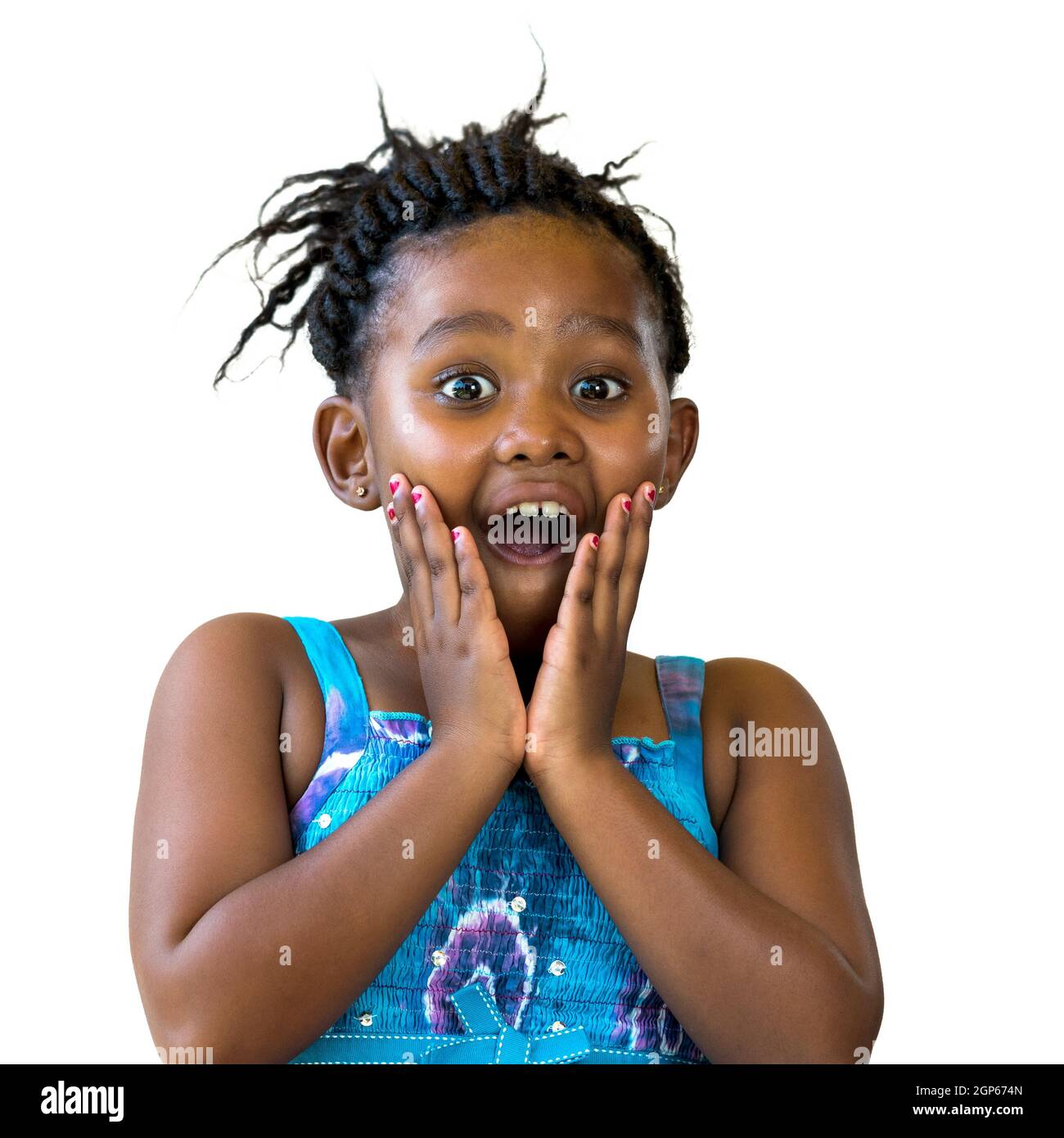 Primo piano ritratto di sorprendo capretto africano con mano sul volto. Bambina con bocca aperta isolata su sfondo bianco. Foto Stock