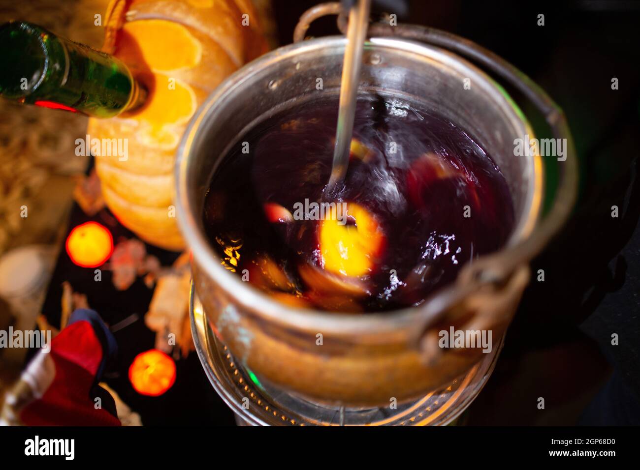 Punch festivo o sangria drink. Preparazione del vino rosso caldo con VIN brulé di Natale Foto Stock