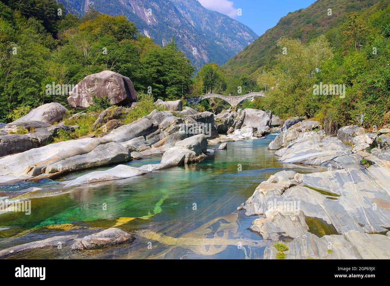 Ponte dei salti che attraversa il fiume Verzasca a Lavertezzo in Val Verzasca, Ticino in Svizzera, Europa Foto Stock