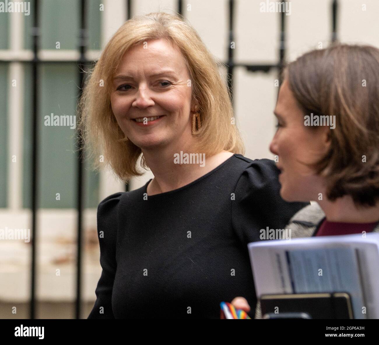 Londra, Regno Unito. 28 settembre 2021. Liz Truss, Ministro degli esteri, lascia 10 Downing Street London Credit: Ian Davidson/Alamy Live News Foto Stock