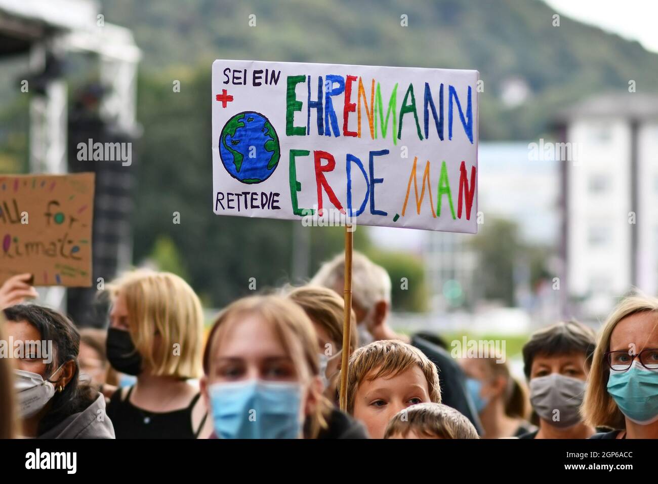 Heidelberg, Germania - 24 settembre 2021: Firma dicendo "essere un Signore, salvare la terra" in tedesco alla manifestazione Global Climate Strike Foto Stock