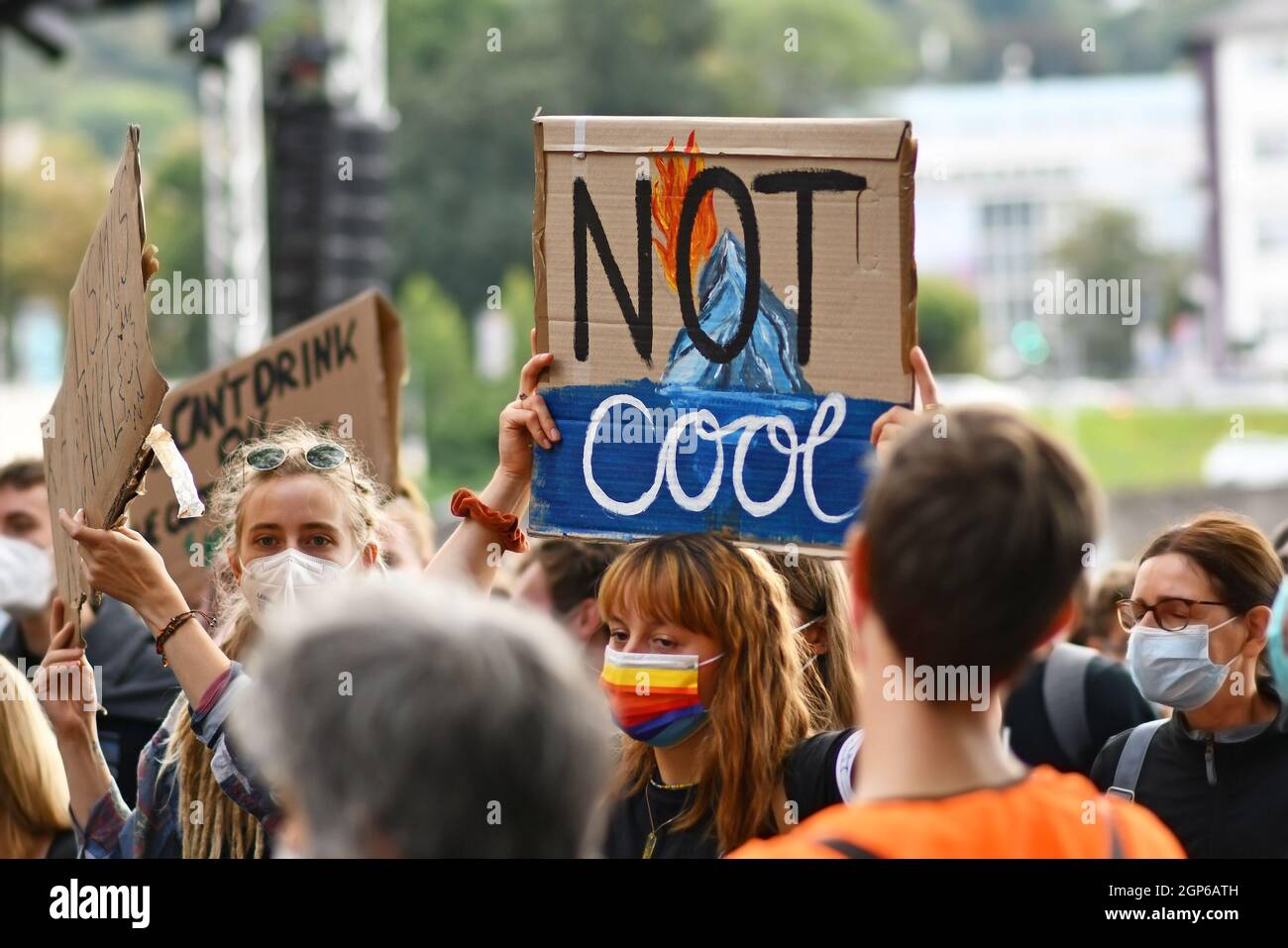Heidelberg, Germania - 24 settembre 2021: Iscrizione tenuta da una giovane donna che dice "non cool" alla manifestazione Global Climate Strike Foto Stock