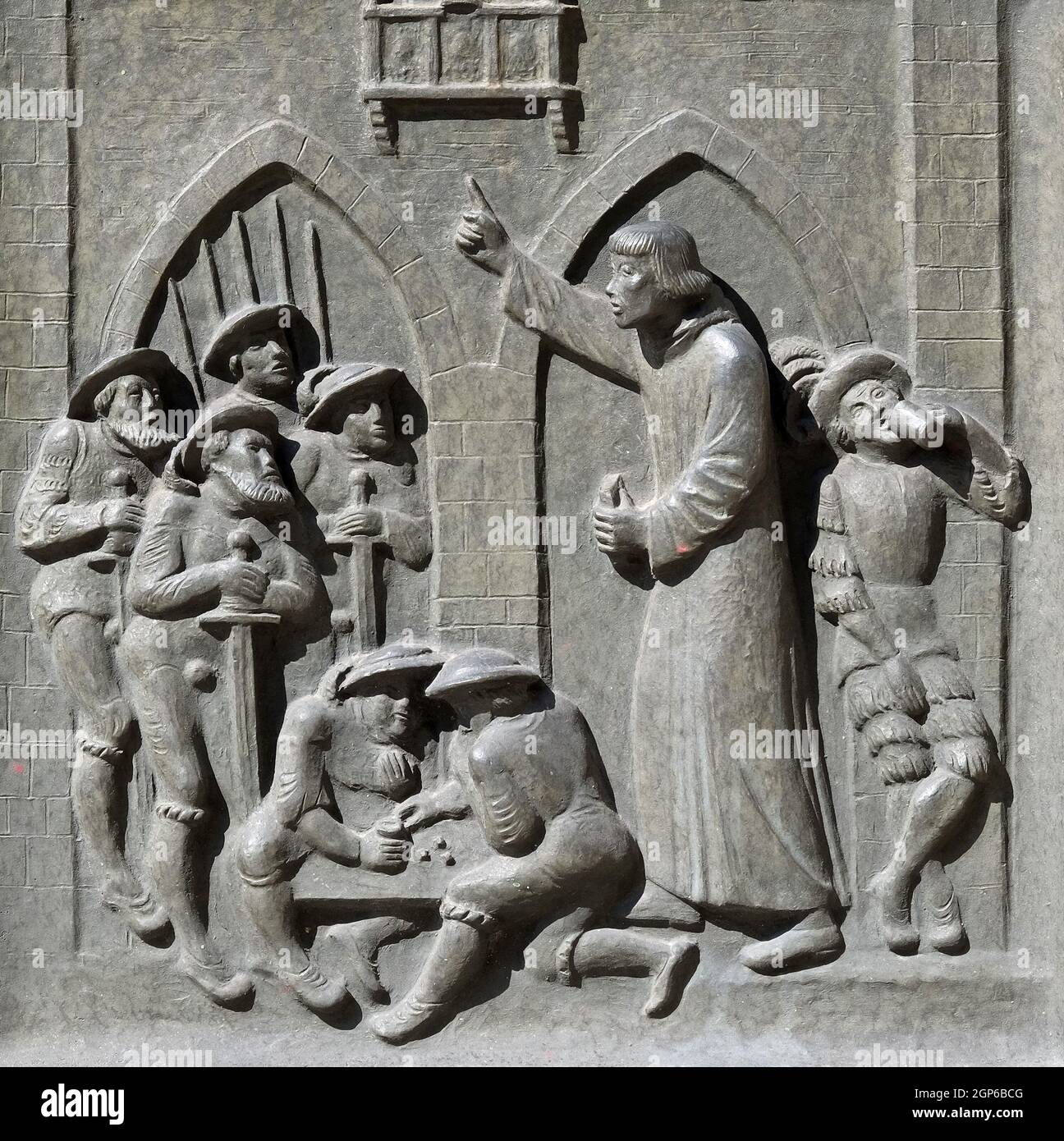 Zwingli predica per i mercenari svizzeri a Monza prima della battaglia di Maringnano, 1515., rilievo sulla porta del Grossmunster ("grande minster') c Foto Stock