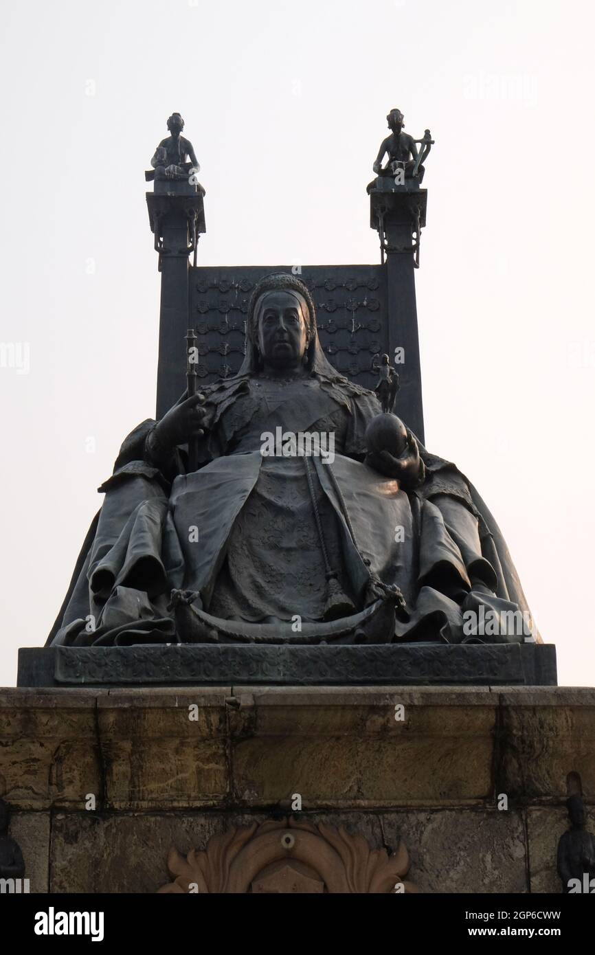 Statua della Regina Vittoria di fronte al Victoria Memorial a Kolkata Foto Stock