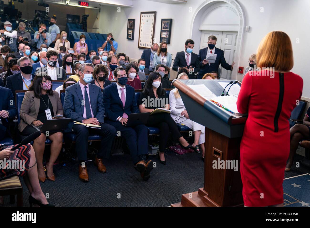 Washington, Stati Uniti. 28 settembre 2021. I membri del corpo stampa della Casa Bianca ascoltano come il Segretario stampa della Casa Bianca Jen Psaki consegnare osservazioni al briefing quotidiano della stampa nella Sala briefing della Casa Bianca Brady Press di Washington, DC martedì 28 settembre 2021. Foto di Sarah Silbiger/Pool/Sipa USA Credit: Sipa USA/Alamy Live News Foto Stock