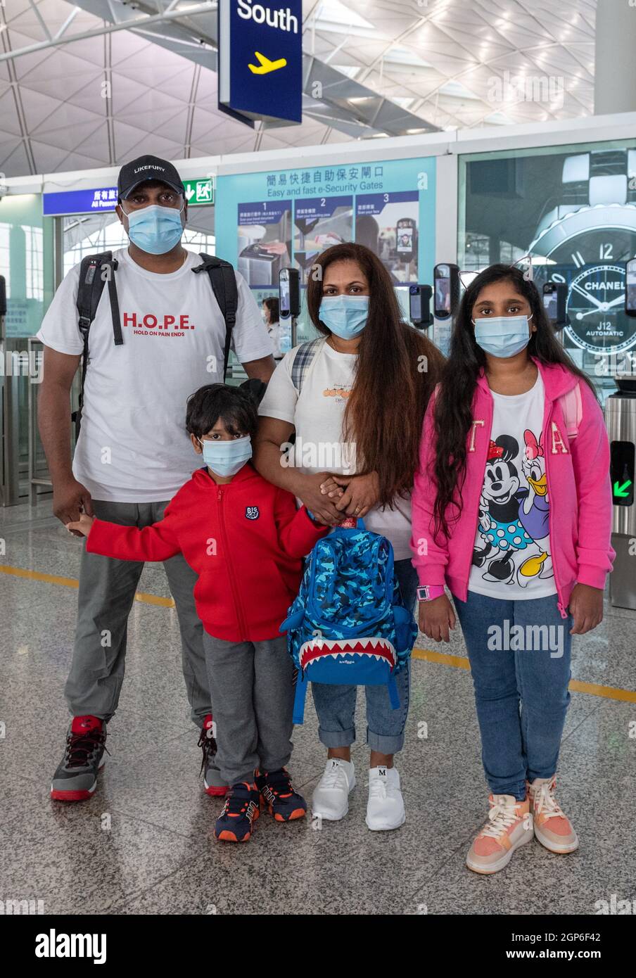 Hong Kong, Cina. 28 settembre 2021. La famiglia che ha nascosto Edward Snowden dato è stata data una nuova casa in Canada. SUPUN THILINA KELLAPATHA, NADEEKA DILRUKSHI NONIS e bambini SETHUMDI e DINATH partono da Hong Kong. I rifugiati Snowden dovrebbero atterrare a Toronto questo pomeriggio. Nel 2013 Edward Snowden ha rivelato la portata della sorveglianza illegale intrapresa dal suo ex datore di lavoro, la NSA. Dopo queste rivelazioni, si è trovato bloccato a Hong Kong. (Credit Image: © Jayne Russell/ZUMA Press Wire) Foto Stock