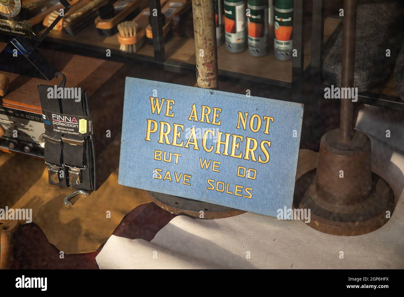 Divertente segno nella vetrina dei calzolai Foto Stock