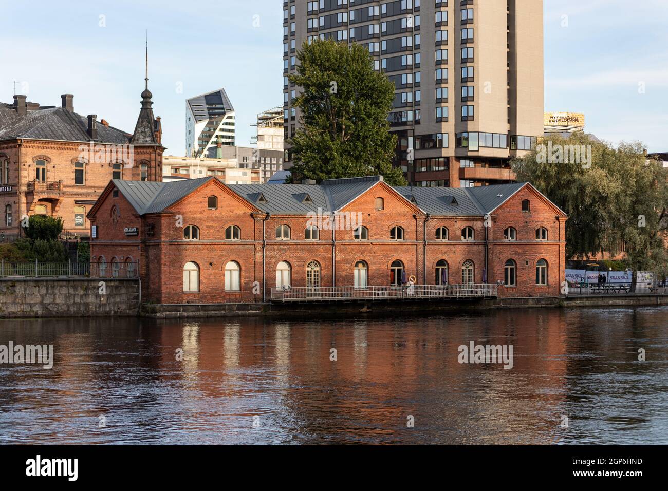 Verkaranta Arts and Crafts Center in una vecchia casa di Tammerkoski Rapids a Tampere, Finlandia Foto Stock