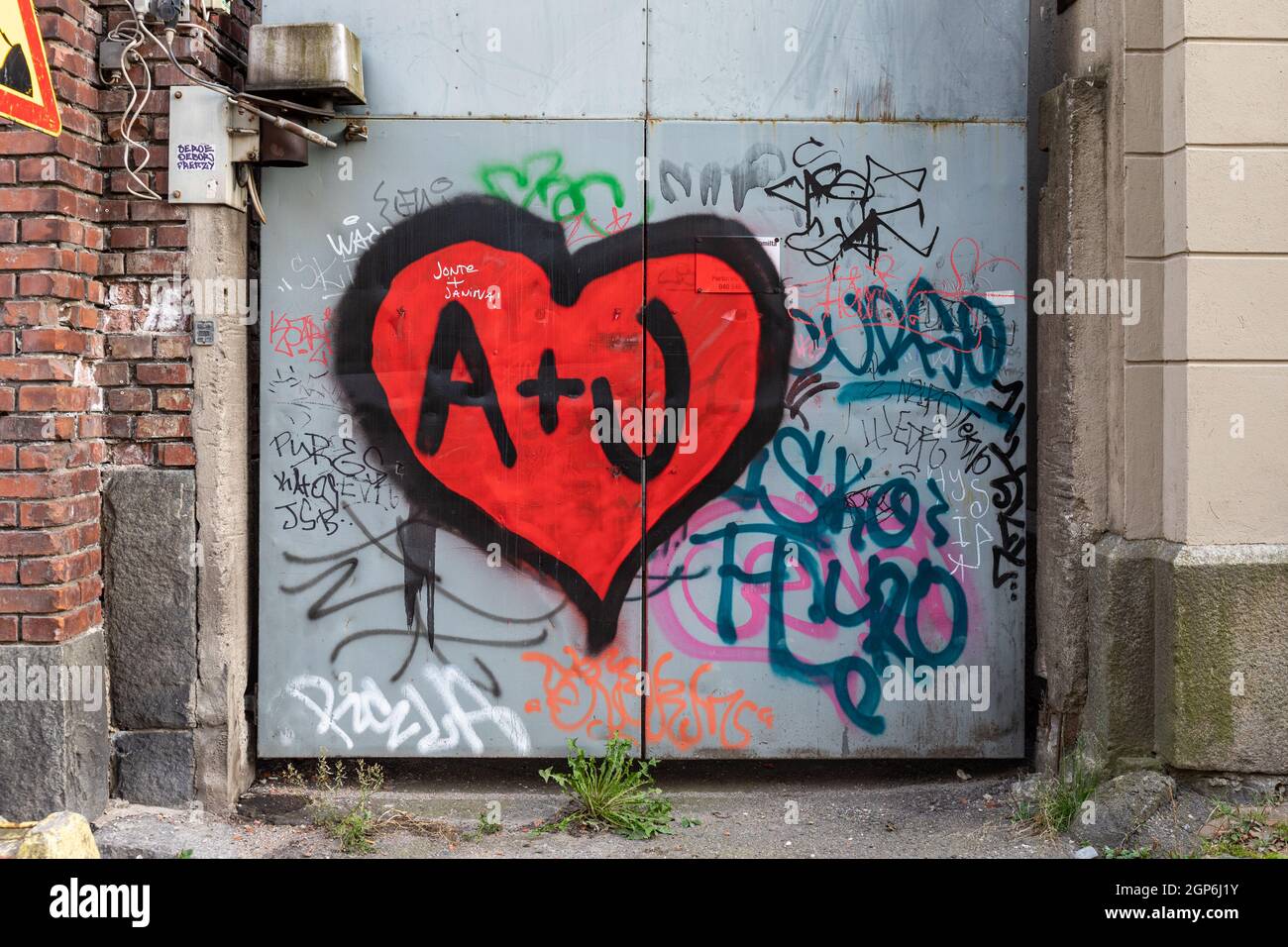 A+J. Grande cuore rosso dipinto su cancello di metallo a Tampere, Finlandia. Foto Stock