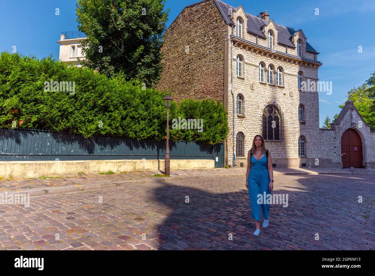 Tour a piedi per strade acciottolate a Parigi, Francia Foto Stock