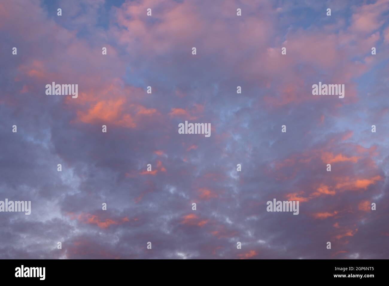 Blauer Himmel mit Wolken im Abendlicht Foto Stock