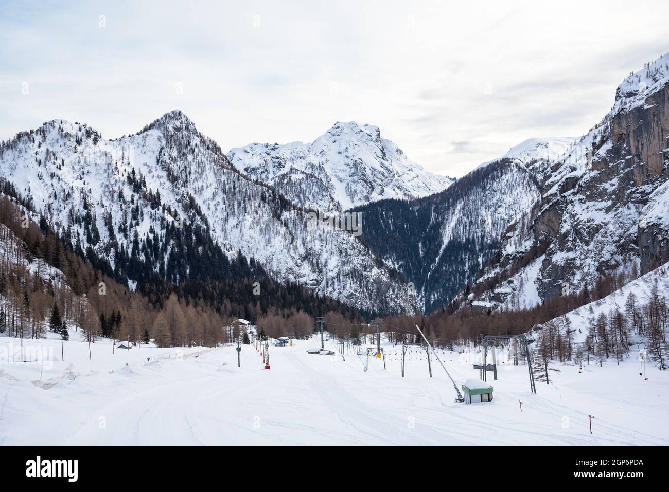 Scenario invernale con piste sciistiche vuote in primo piano Foto Stock