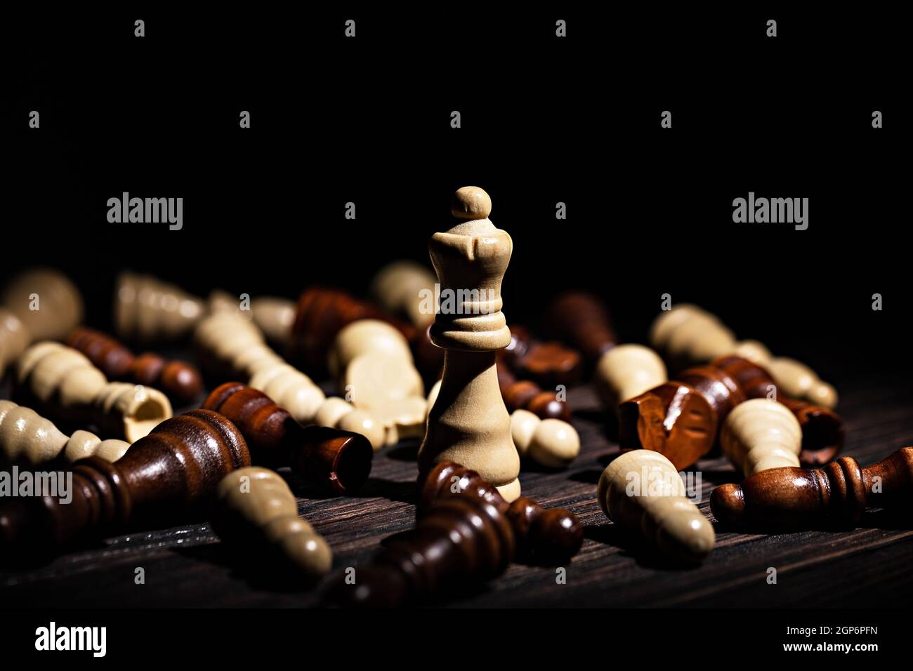diverso in una folla. concetto di leadership. scacchi regina circondato da pedine e altri pezzi di scacchi, in chiave bassa Foto Stock