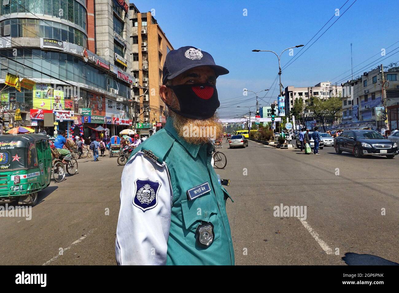 La polizia annuncia alle persone di liberare le strade durante il blocco. Il paese ha avuto diversi blocchi per contenere la diffusione del Coronavirus. Dhaka, Bangladesh. Foto Stock