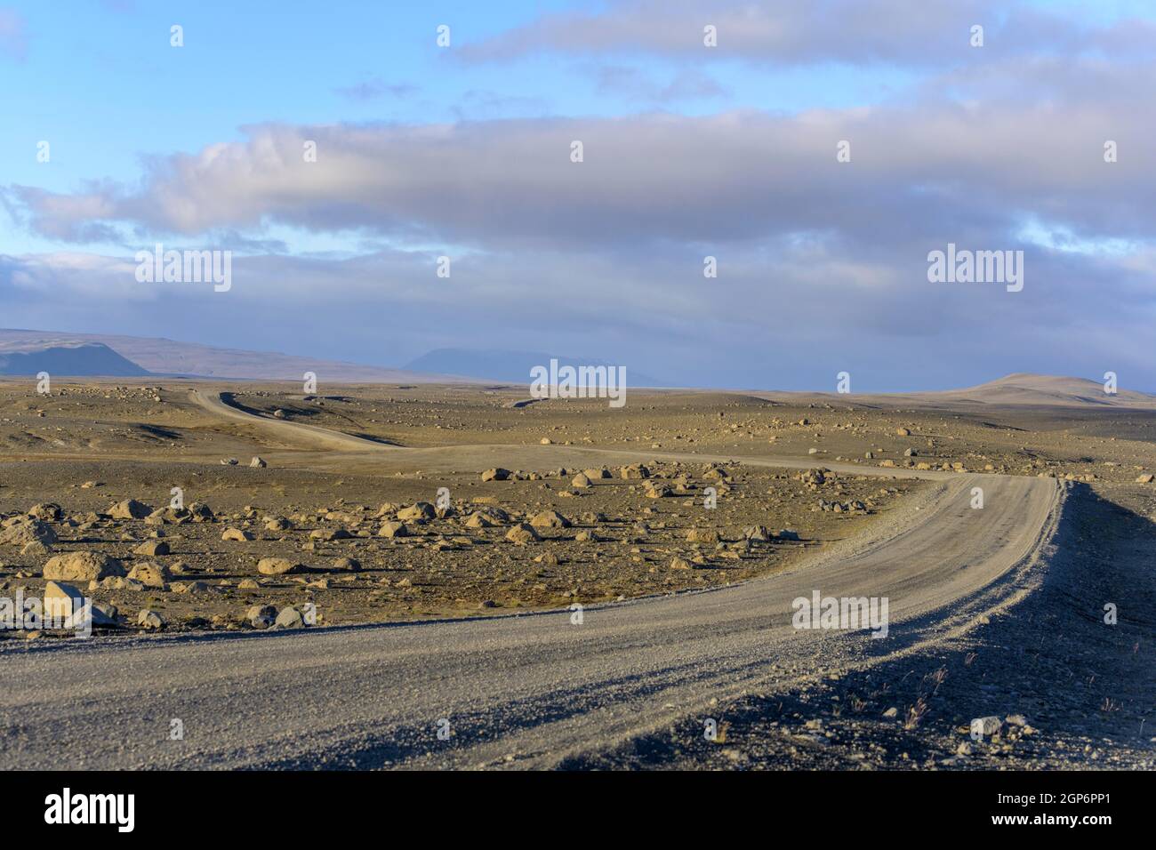 La pista di Kjalvegur (F35) conduce attraverso un altopiano desertico, Suourland, Islanda Foto Stock