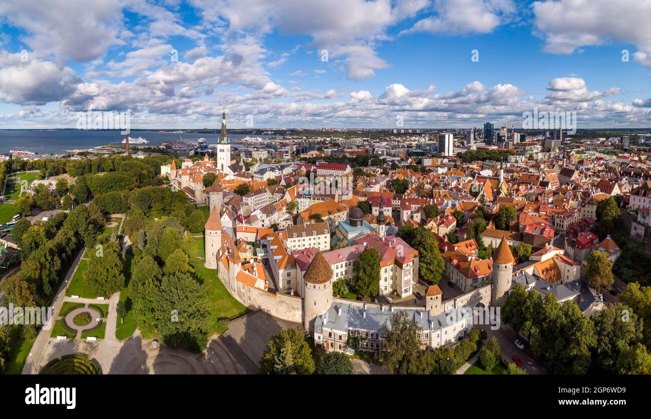 Mura della città, fortificazione della città di Revaler, Tallinna linnamueuer con torri murali e la chiesa di Olai, Tallinn, Estonia Foto Stock