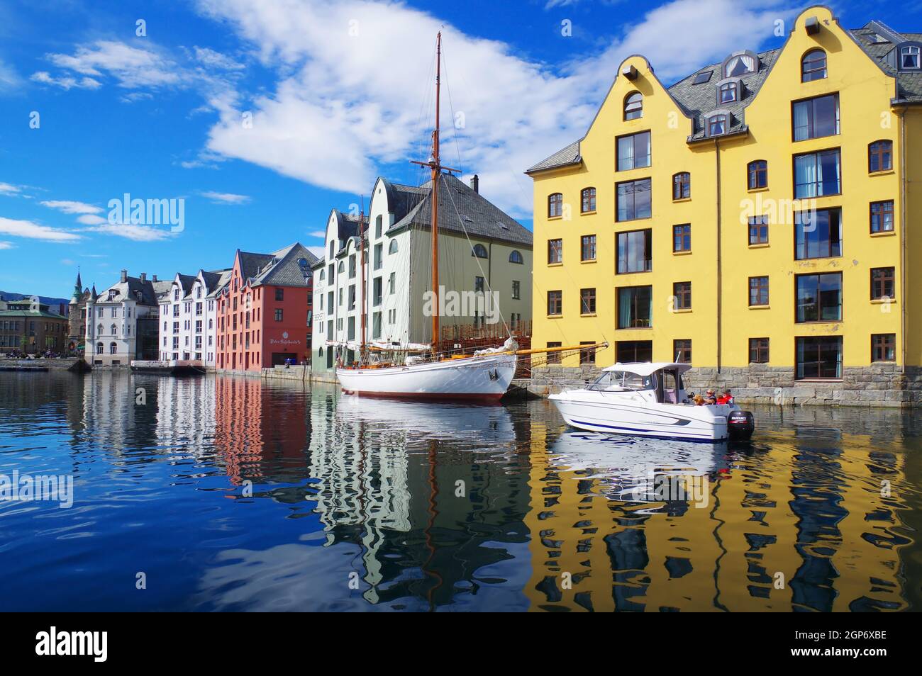 Case e barche, riflessione in acqua, piccolo porto, Art Nouveau, Alesund, More og Romsdal, Norvegia Foto Stock