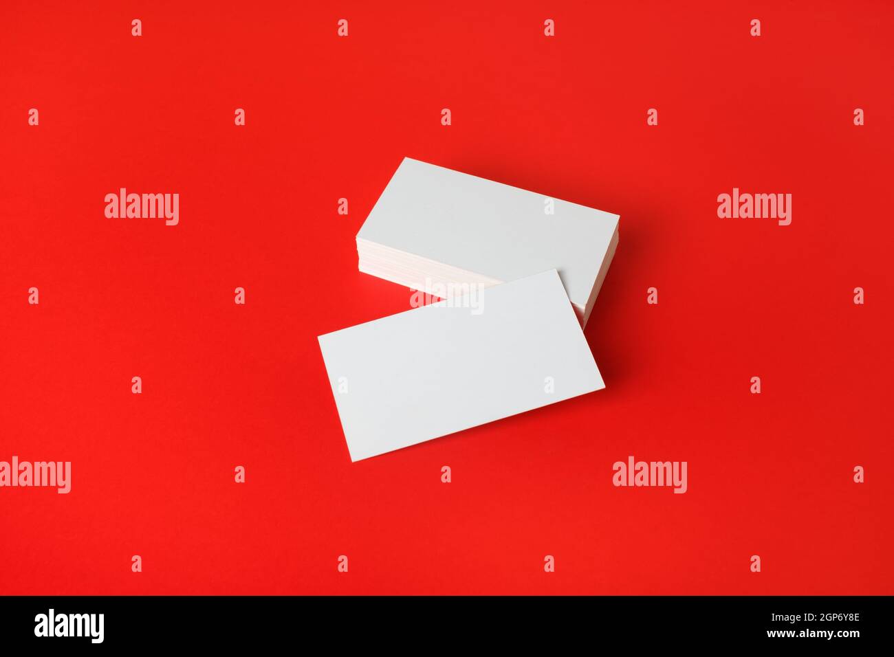 Foto di biglietti da visita vuoti su sfondo di carta rosso. Modello per ID. Foto Stock