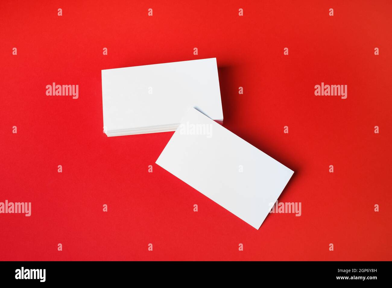 Foto di biglietti da visita vuoti su sfondo di carta rosso. Modello per ID. Foto Stock