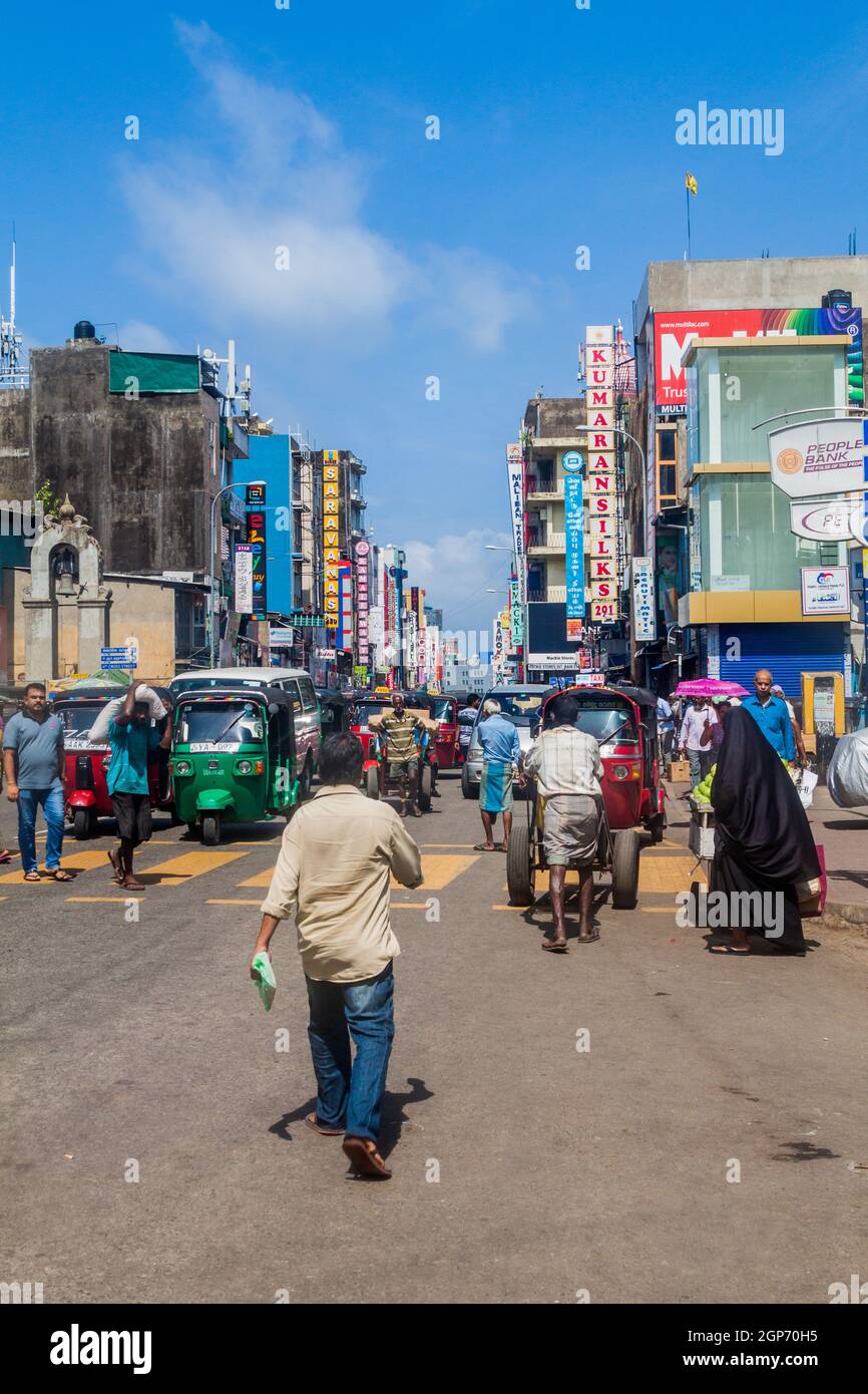 COLOMBO, SRI LANKA - 26 LUGLIO 2016: Traffico su una strada principale nel distretto di Pettah di Colombo, Sri Lanka Foto Stock