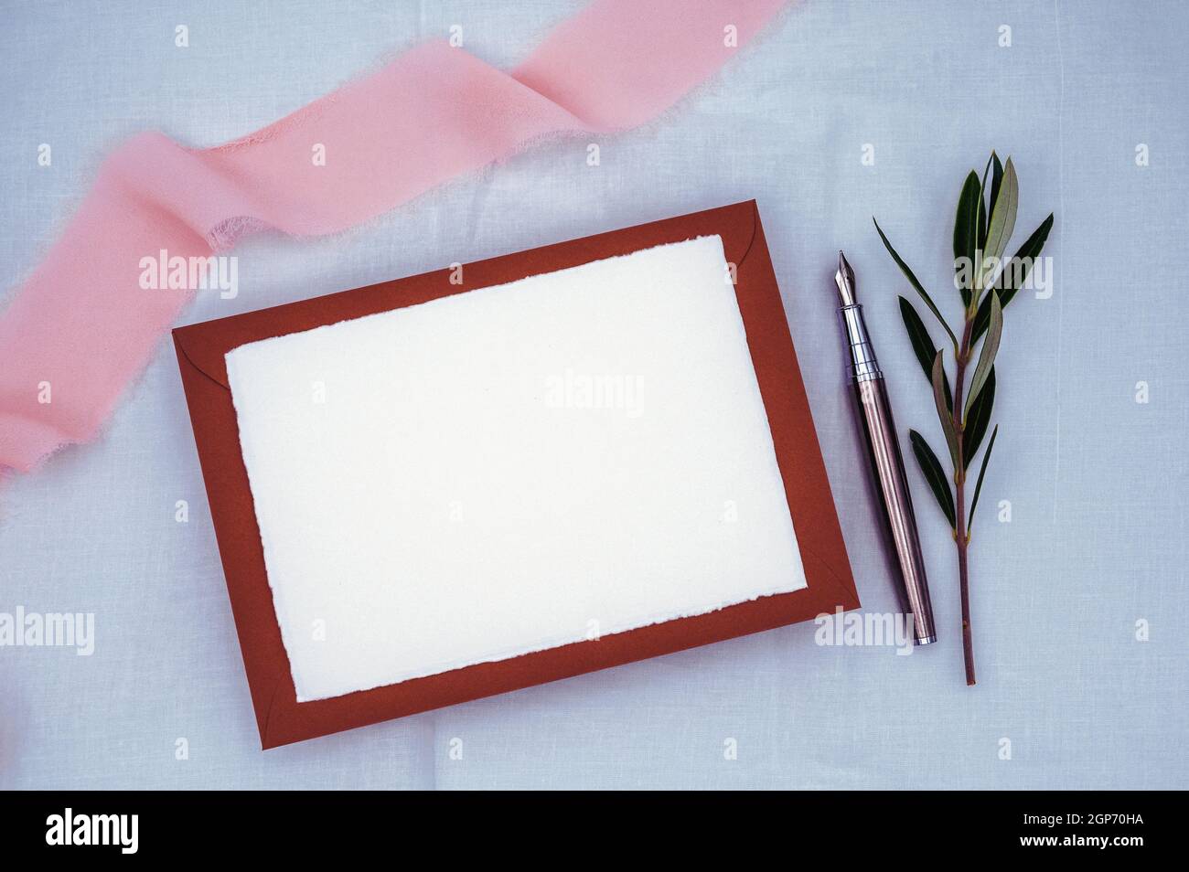 Saluto, matrimonio o complimenti carta intestata mockup. Disposizione piatta, vista dall'alto, spazio di copia. Foto Stock