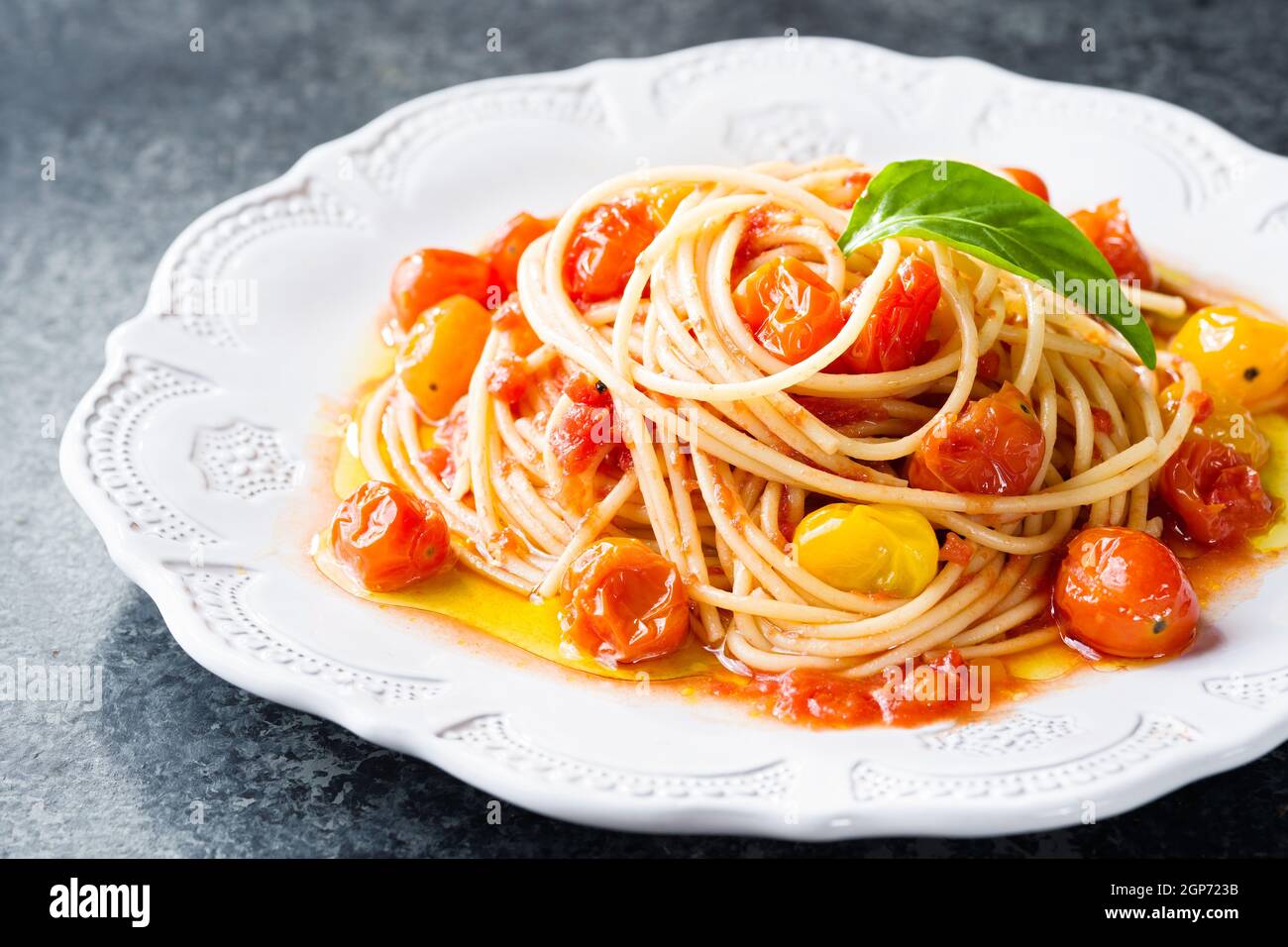 primo piano del piatto di pasta rustica di spaghetti al pomodoro alla ciliegia italiana Foto Stock