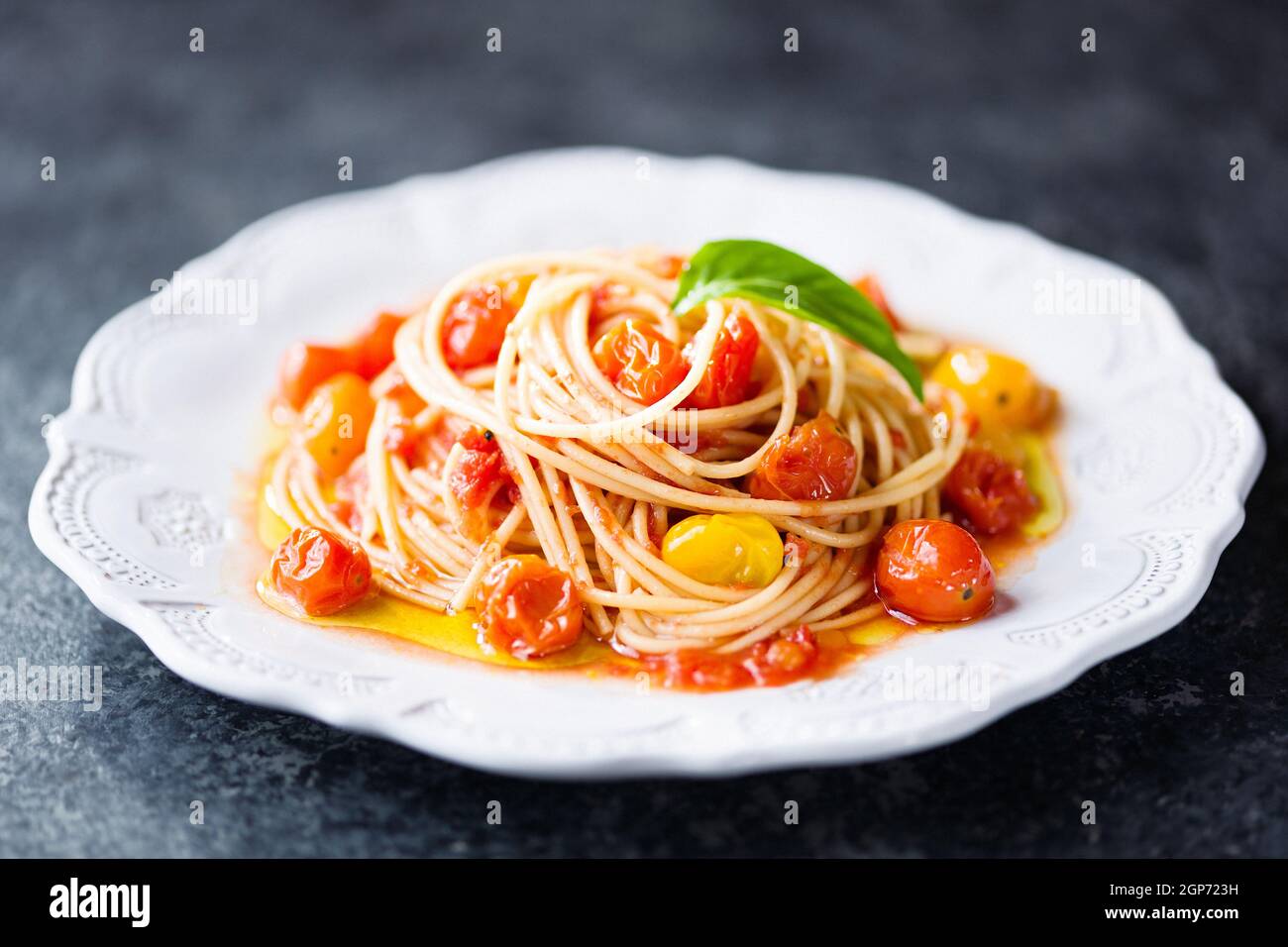 primo piano del piatto di rustico italiano ciliegia pomodoro spaghetti pasta sfocatura sfocato Foto Stock