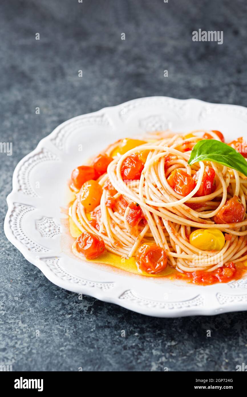 primo piano del piatto di pasta rustica di spaghetti al pomodoro alla ciliegia italiana Foto Stock