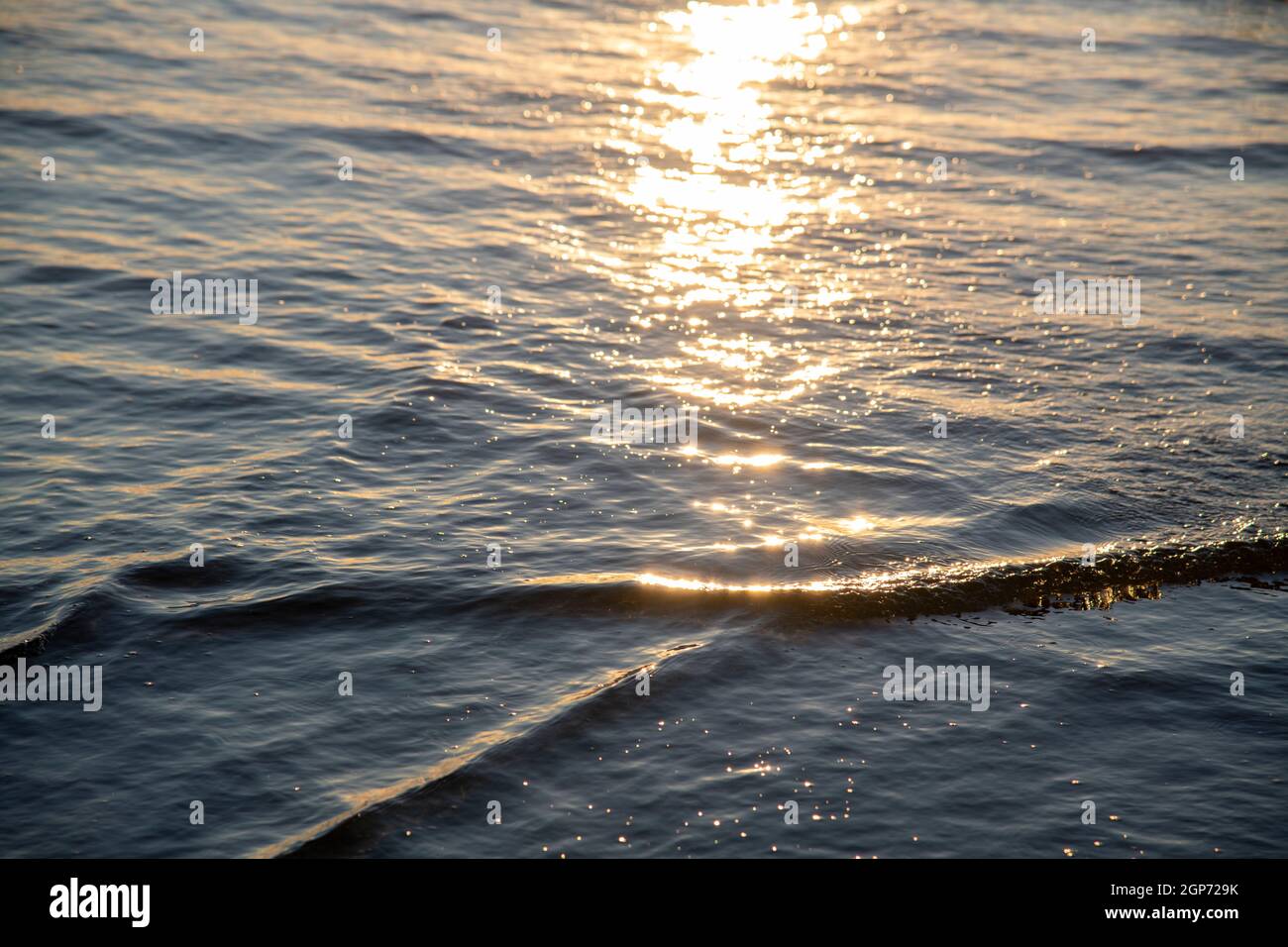 onde oceaniche al tramonto Foto Stock