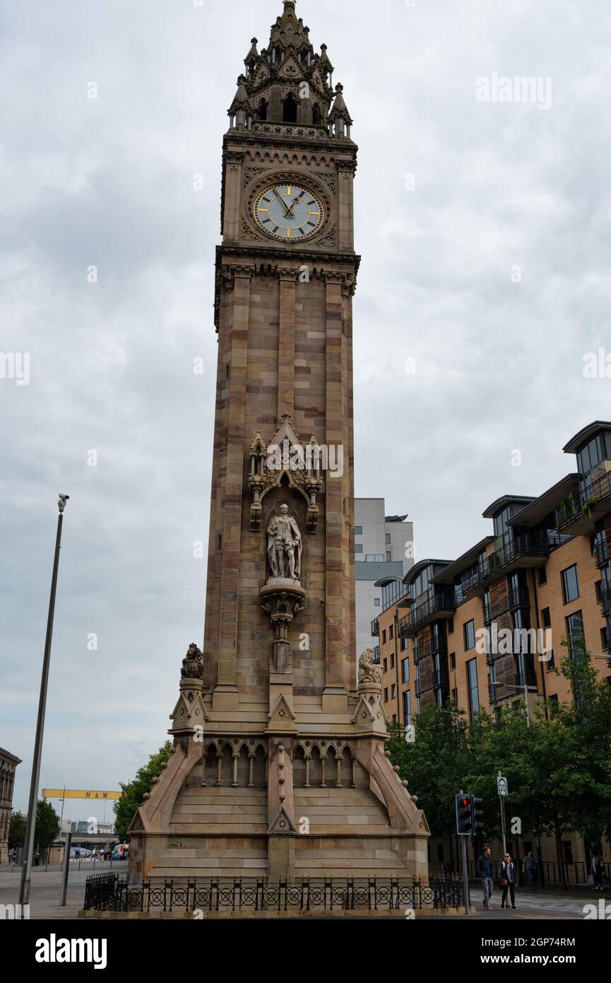 Belfast, N.Ireland- 4 settembre 2021: Il famoso punto di riferimento di Belfast dell'Albert Memorial Clock Foto Stock