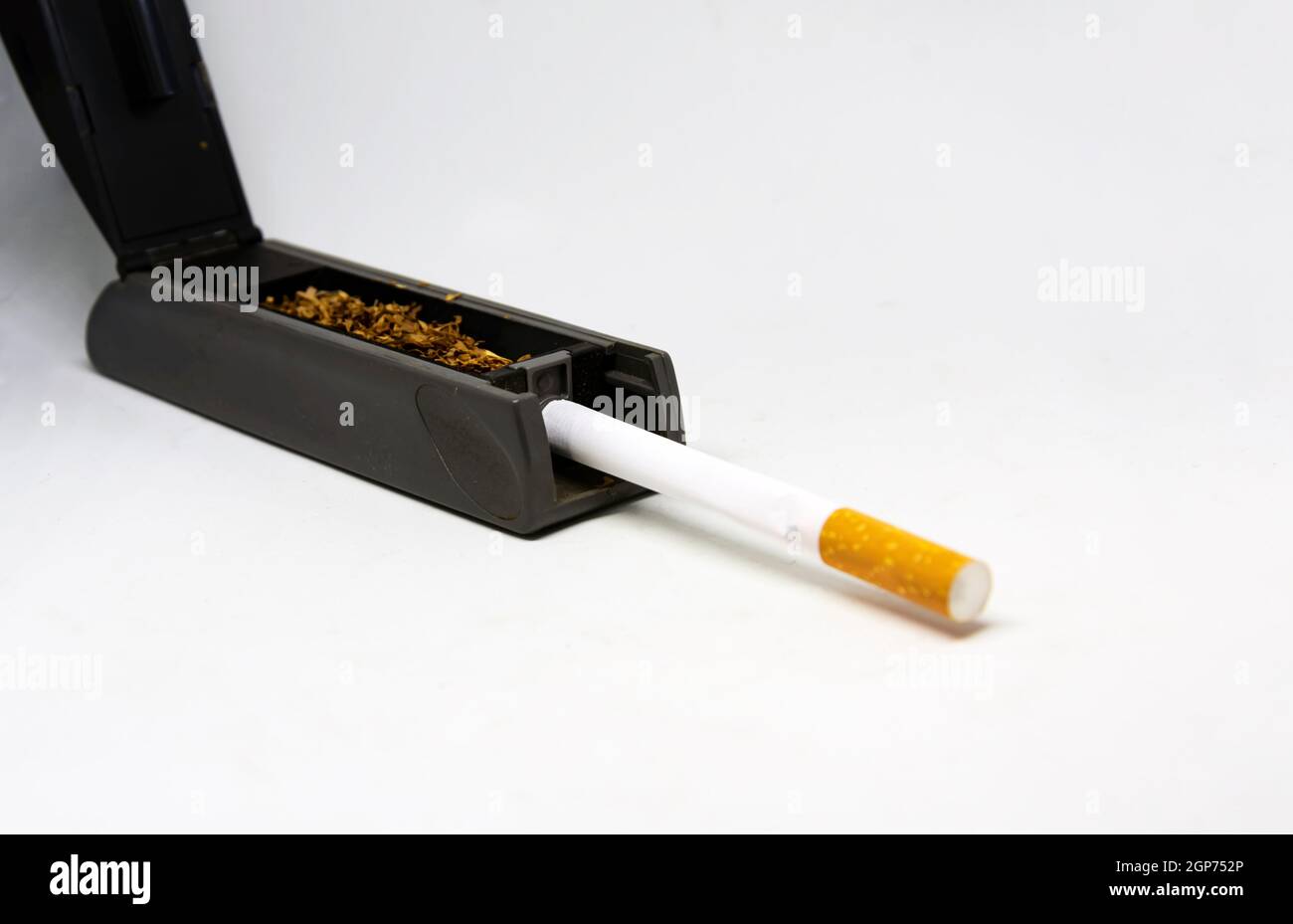 Macchina per la produzione di sigarette con tabacco e tubo per sigarette  vuoto pronto per essere riempito Foto stock - Alamy