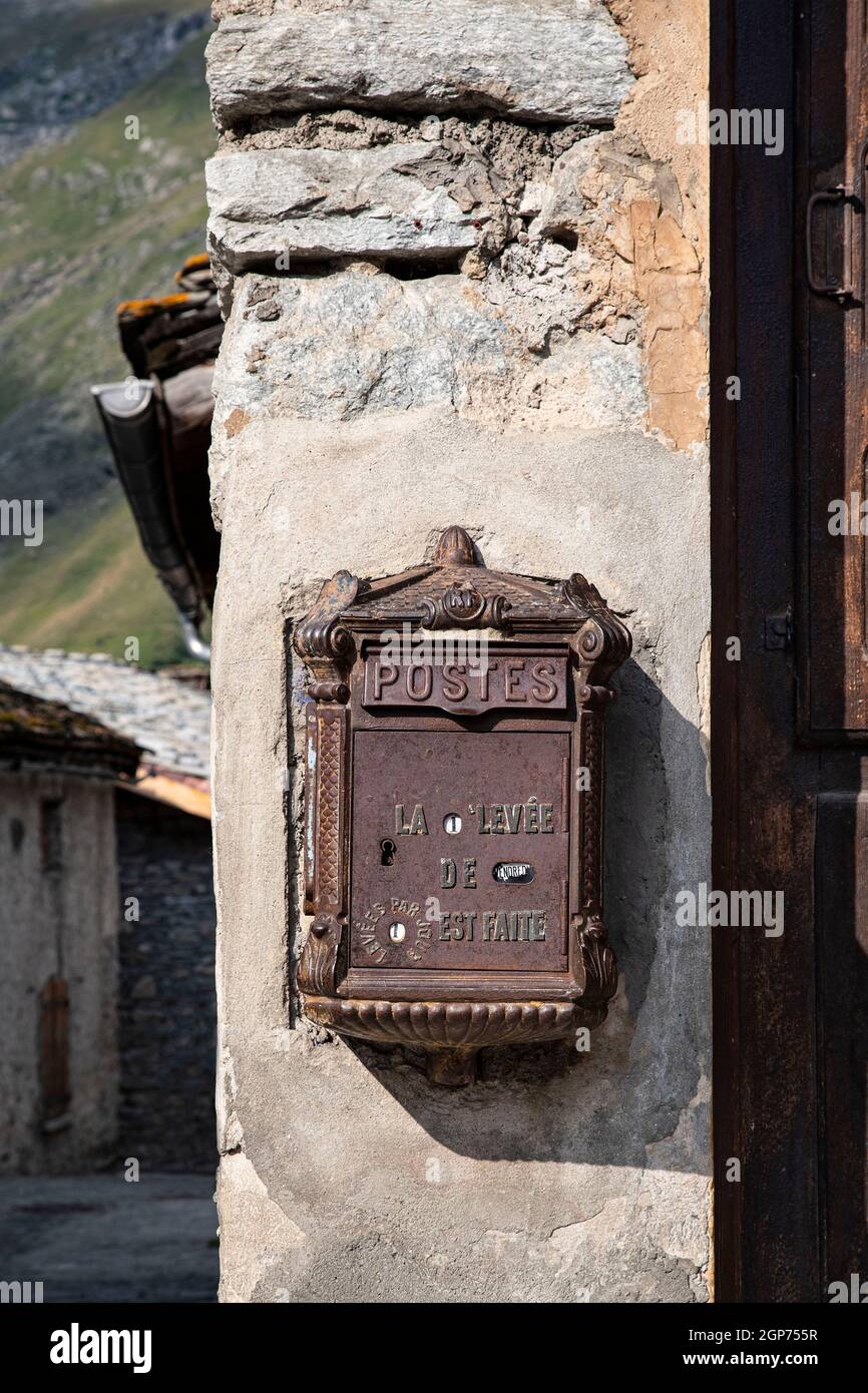 Vecchia casella postale in un villaggio in Francia con la scritta francese 'Postes; la raccolta del venerdì è fatta; una raccolta al giorno' Foto Stock